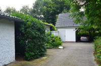 Der Carport. Genug Platz auch für SUVs.